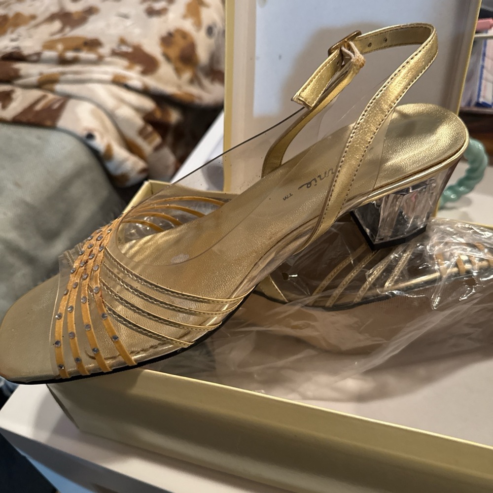 Elegant vintage Annie’s Gold Women's heeled strap Sandal